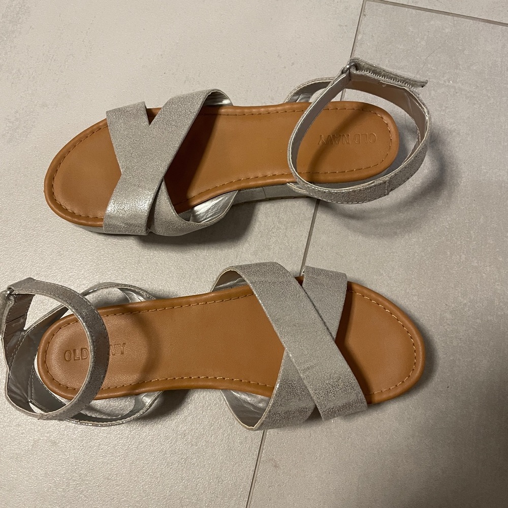 lightly worn old navy silver shimmery platform strapy sandals size 6 in women